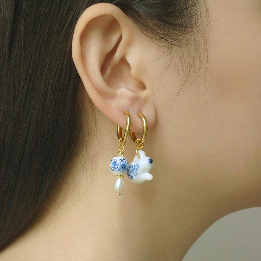 Modische asymmetrische Hängeohrringe aus blau-weißem Porzellan, Vintage Keramik, runde Edelstahl-Creolen, exquisiter Schmuck