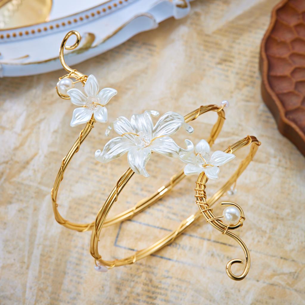 Boho Elegant White Flower Open Cuff Armlet for Women Vintage Gold Wire Wrapped Adjustable Arm Bracelet Beach Body Jewelry