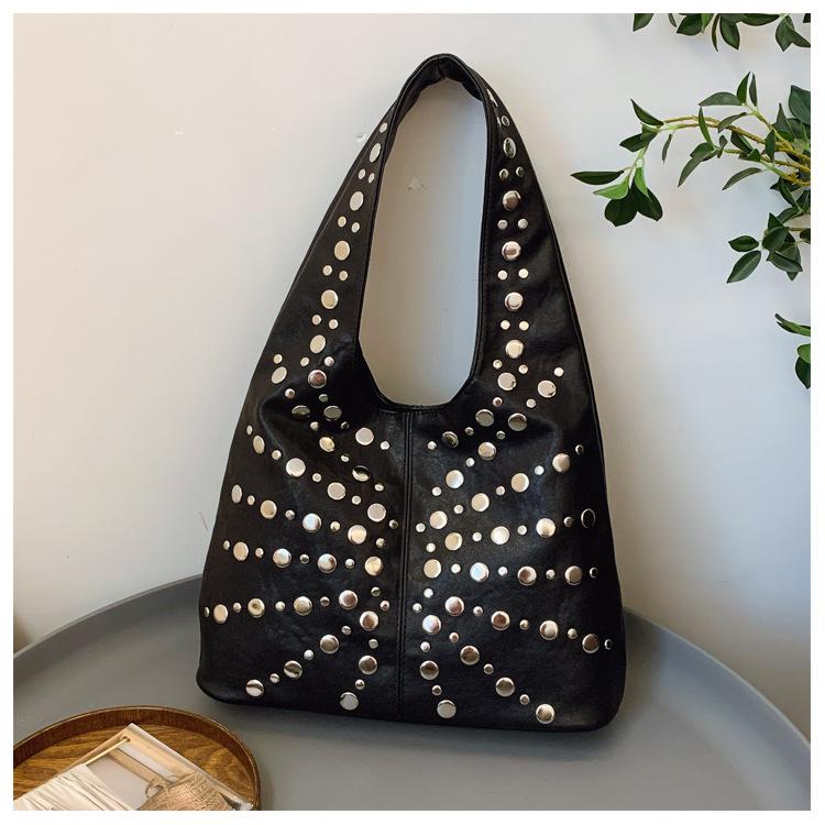 

Large capacity bag women s summer new versatile retro shoulder underarm bag rivet commuter tote bag чорний