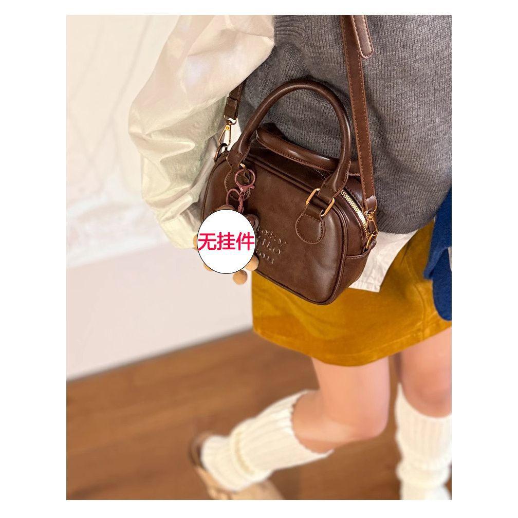 

Niche retro bowling women s bag 2025 new shoulder messenger bag premium texture coffee handbag коричневый