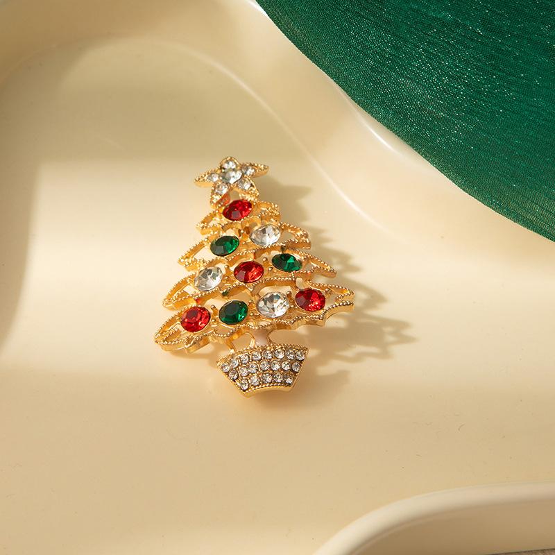 Christmas Brooch for Women European Style Metal Enamel Wreath Brooch with Hollow Rhinestones Elegant Fashion Jewelry for Party Outfits