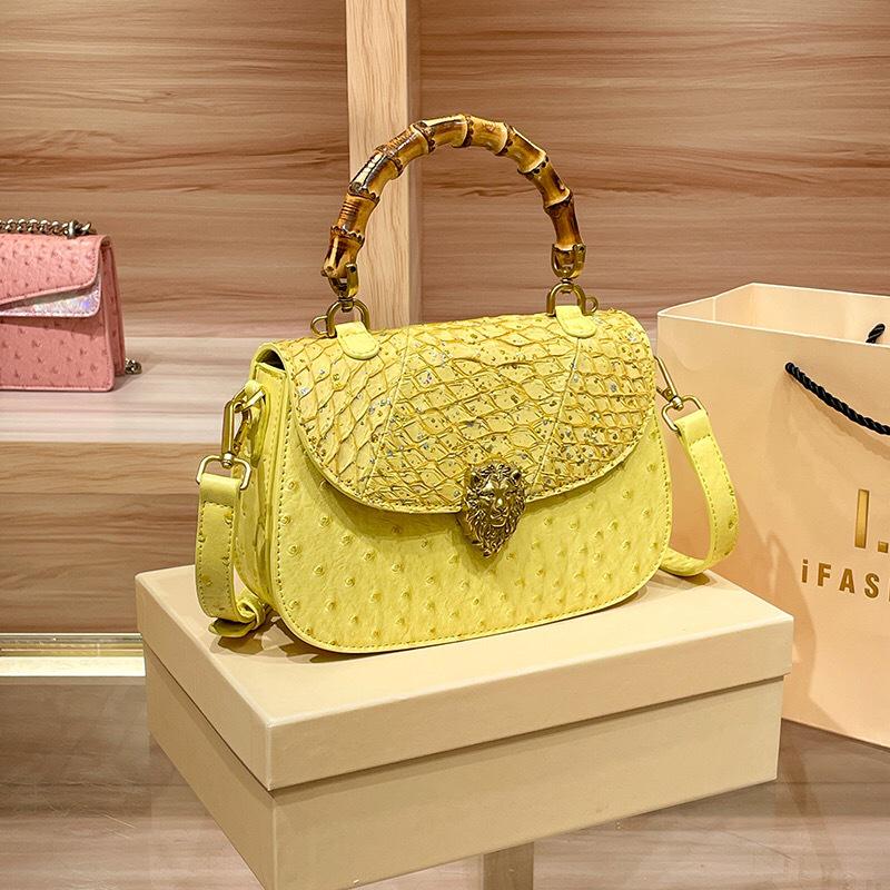 

Женская сумка-седло кроссбоди из натуральной кожи с узором под страуса и бамбуковой ручкой 2024