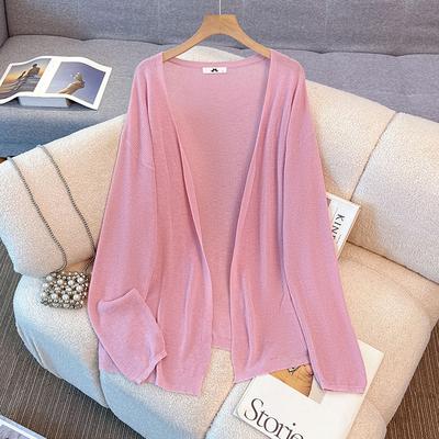 Ein neues großformatiges Damenkleid für Frühling und Herbst, mit einer modischen langärmeligen Strickjacke, einem Neckholder-Top und einem Schal