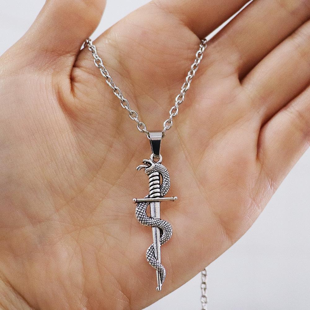 Collier Pendentif Épée et Serpent en Alliage Sombre Gothique pour Hommes et Femmes