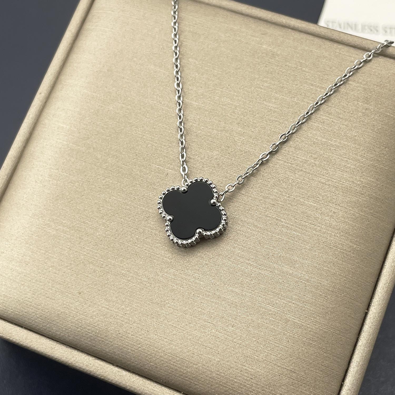 

Женское простое ожерелье из титановой стали с двухсторонним кулоном в виде четырехлистного клевера, 15 мм, цепочка-колье из титановой стали, украшение от интернет-звезды