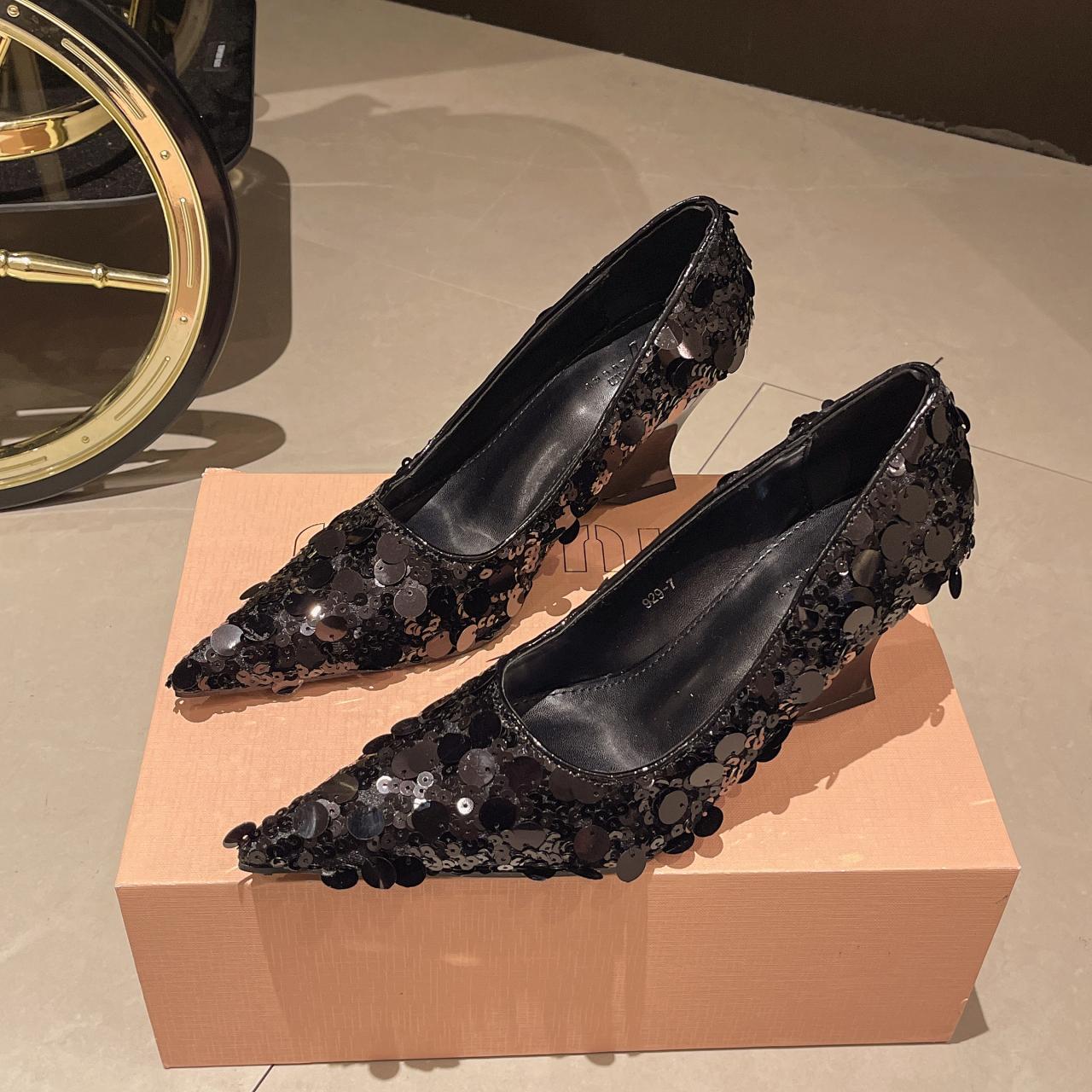 

Модная обувь для женщин 2024 года. Модные туфли-лодочки с блестками и острым носком. Туфли-лодочки на высоком каблуке с открытой пяткой. 39 чёрный