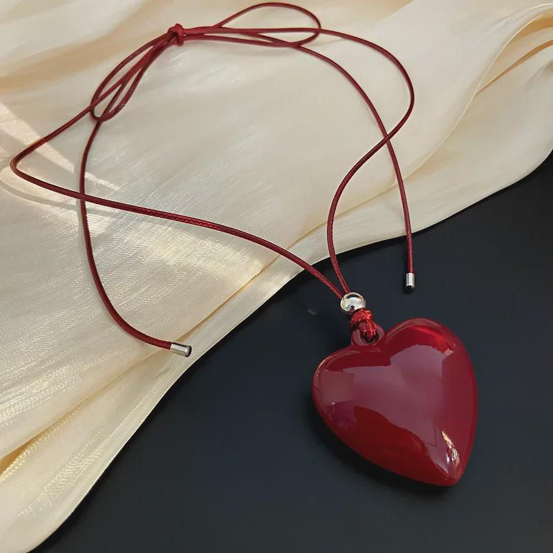 Retro Hong Kong Style Heart Necklace: Fashionable and Versatile Leather Rope Sweater Chain for Women
