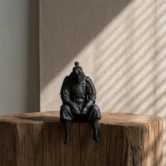Industrieller Stil Regal Akzente 3D Gedruckte Kontemplative Kriegerfigur, Sitzende Kanten-Sitzende Statue, Schreibtischornamente für Büro Schreibtischornament Zuhause