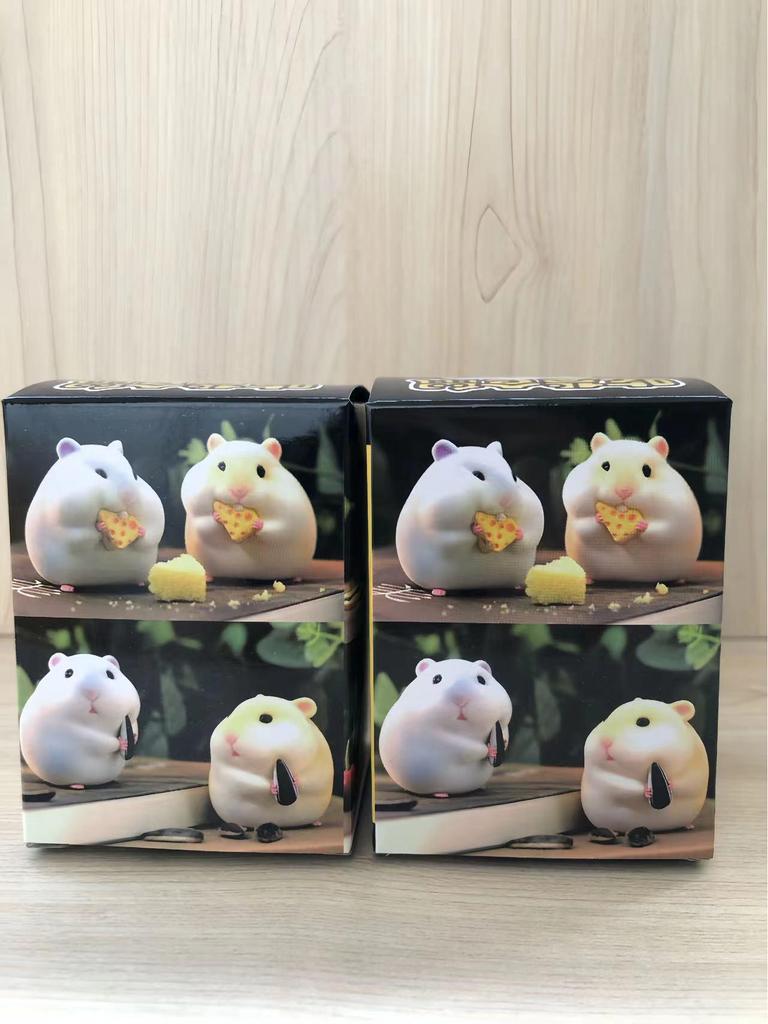 Peluche Criceto Scatola Cieca - Carino Ornamento per Auto con Cappello di Paglia