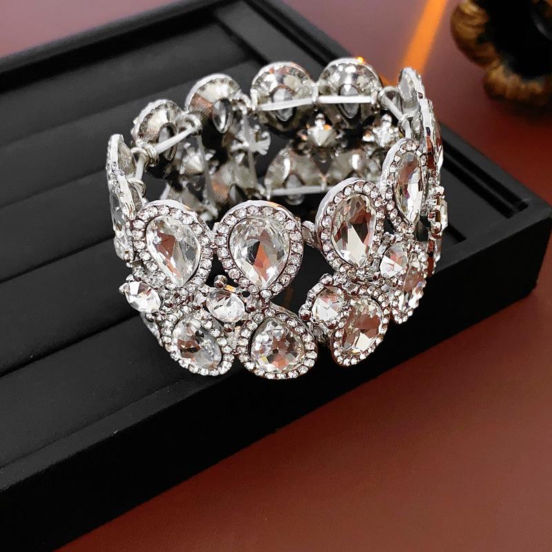 Französisches Armband mit eingelegten Diamanten und runder Schnalle - Retro-Hofstil, Luxuriöses Herbst-/Winterarmband