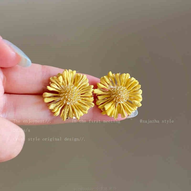 

Simple raffia flower earrings fashion vacation style stud earrings sweet small fresh versatile earrings women