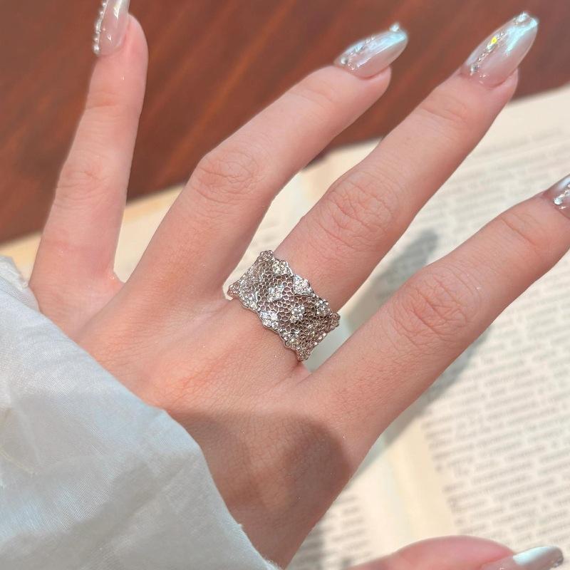 Original Hollow Out Lace Flower Rings For Women Light Luxury High-End Glossy Wide Ring Couple'S Retro Engagement Jewelry Gift