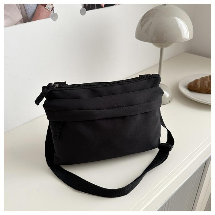 Lightweight Casual Messenger Bag Personalized Sports Mobile Phone Bag Women's Japanese Versatile Anti-splashing Small Square Bag Simple Shoulder Bag