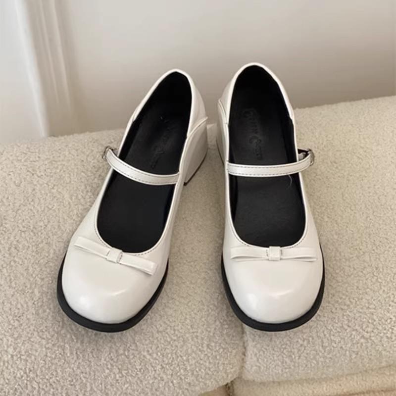 

French retro thick heel Mary Jane shoes women s 2025 new Japanese jk bright leather bow small leather shoes comfortable 35