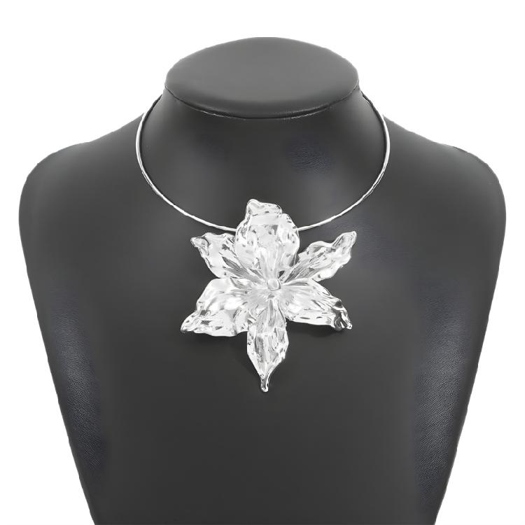 Comfortable Alloy Floral Necklace for Women Daily Commute and Special Event Flower Pendant Collarbone Chain
