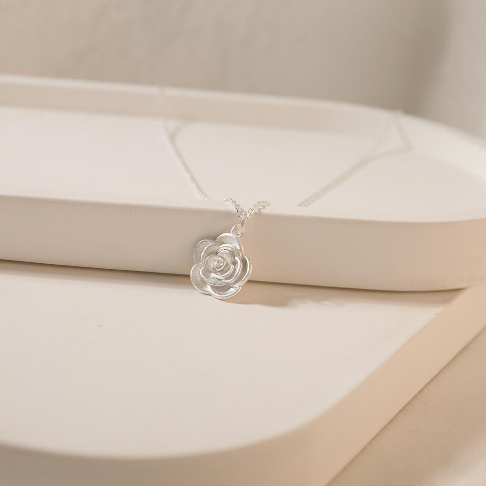 Exquisiter Rosenanhänger und schlichte Halskette für Damen Neuer Stil Schlicht und modisch