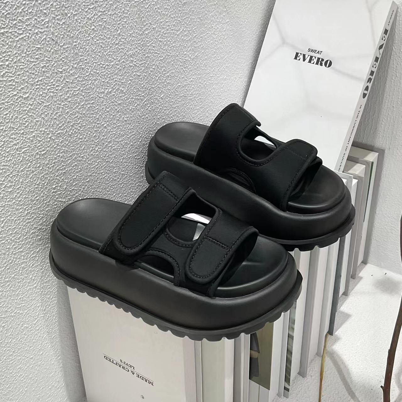 

мода Модные тапочки Женские босоножки на платформе Босоножки на высоком каблуке Летняя женская обувь Пляжные шлепанцы Твердые тапочки Женские 39 чёрный