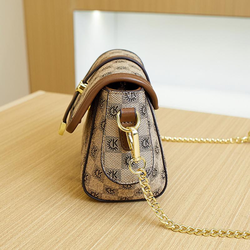High End Light Luxury One Shoulder Crossbody Bag Popular Printed Letters  Small Square Bag  Fashionable Bag for Women