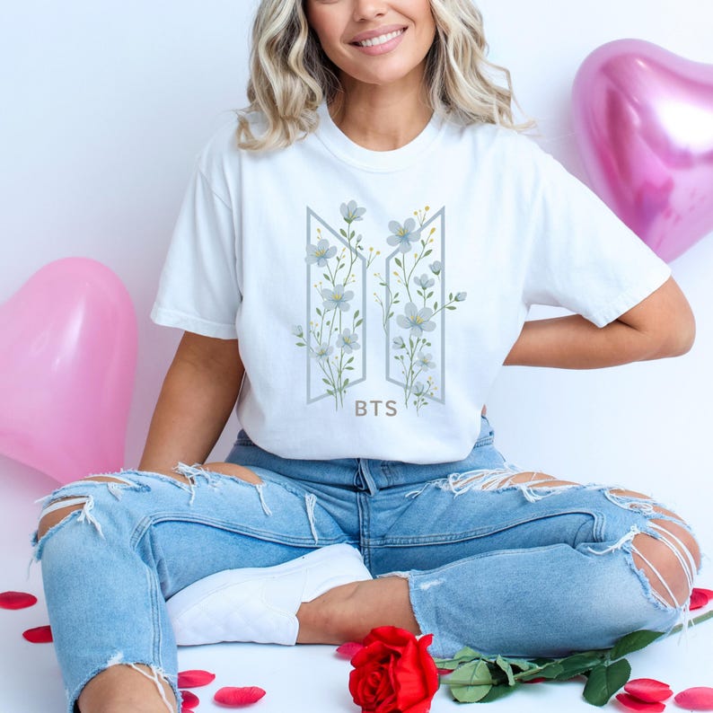 BTS Blommig Skjorta Blå, Kpop Army Estetisk T-shirt, BTS Logotyp Blomma Skjorta, Minimal Kpop Skjorta, Mjuk Vintage BTS Skjorta Herr Dam