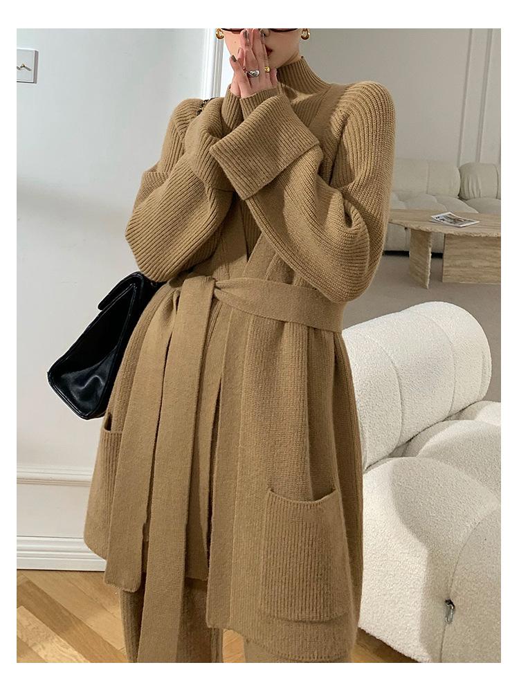 Set di maglioni lavorati a maglia stile europeo e americano per l'autunno e l'inverno da donna, maglione giacca stile pigro + pantaloni a gamba larga set da tre pezzi