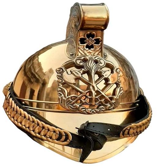 

Подлинный латунный шлем пожарного начальника британской пожарной охраны эпохи Виктории и наполеоновский шлем французской кавалерии с демонстрационной подставкой