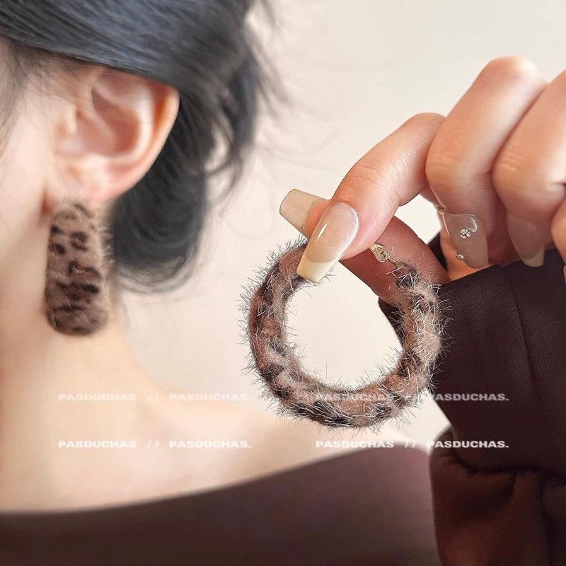 

Retro temperament plush leopard print circle earrings women s autumn and winter 2026 new popular earrings light luxury high-end earrings