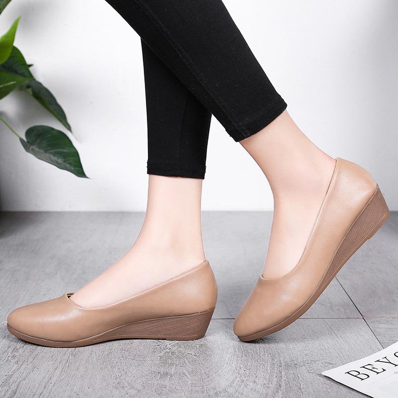 Spring and Summer New Light Mouth Pointed Wedge Heel Solid Color Casual Mother Fashion Shoes