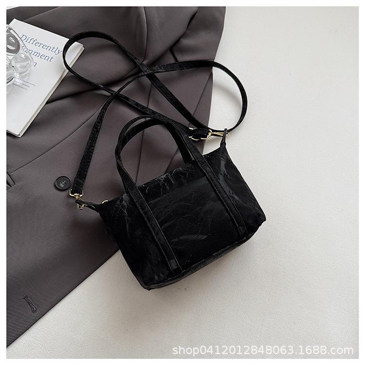 

Niche design messenger bag women s tide 2025 spring new fashion commuter shoulder tote bag bucket bag чорний