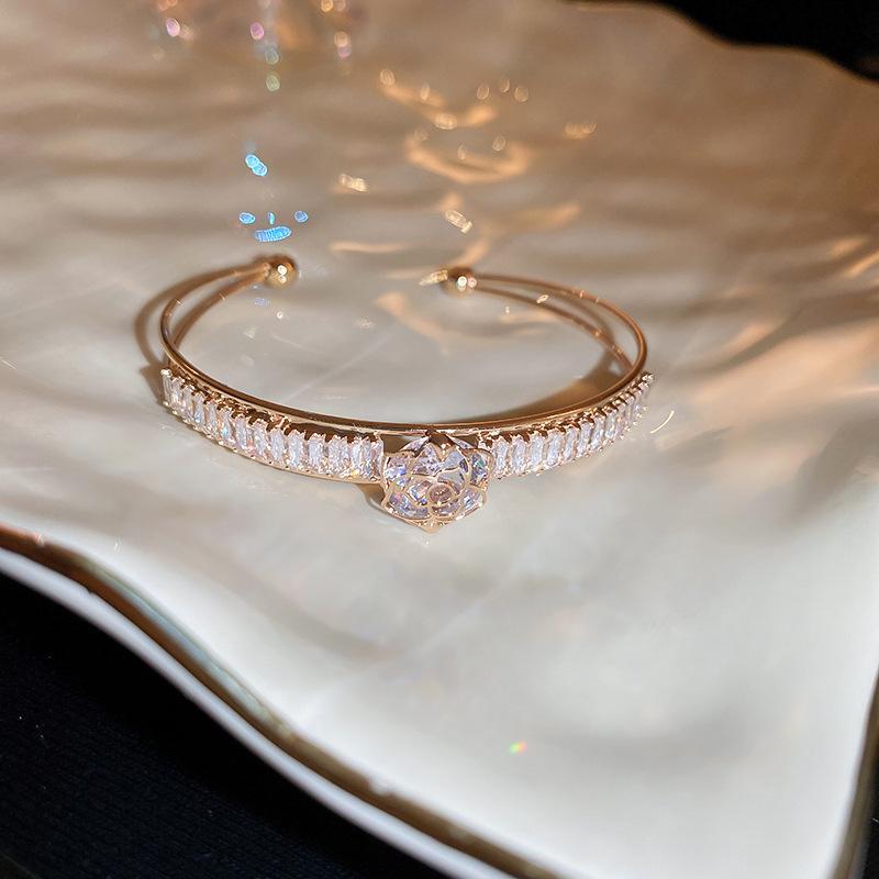 Elegantes Zirkon Buchstaben Blumen Armband: Hochwertiger vielseitiger Armreif für Damen