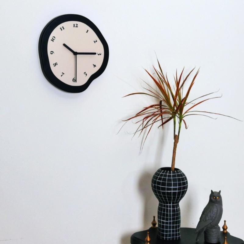 Modern Silent Wall Clock Nordic Resin Wall Clocks Miniature Creative Art Wall Clock Living Room Aesthetic Decoration Accessories
