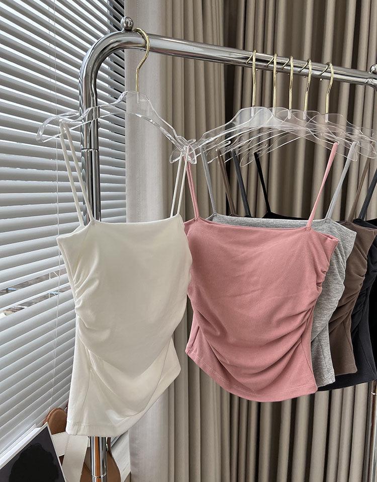 Kořenitý korejský řasený tank na špagetová ramínka s racerback střihem, polstrovaným bandeau poprsím a přiléhavým střihem bez rukávů.