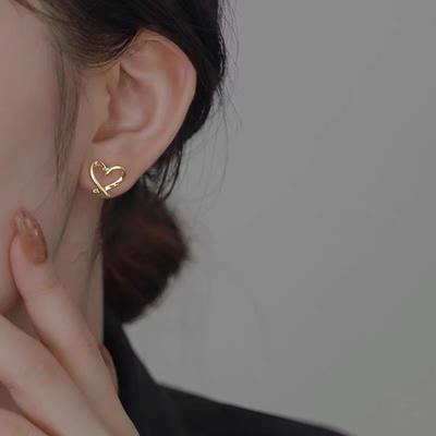 Boucles d'oreilles à clous en forme de cœur creux en argent sterling S925 pour femmes, style simple et froid, style luxueux et abordable, boucles d'oreilles de haute qualité