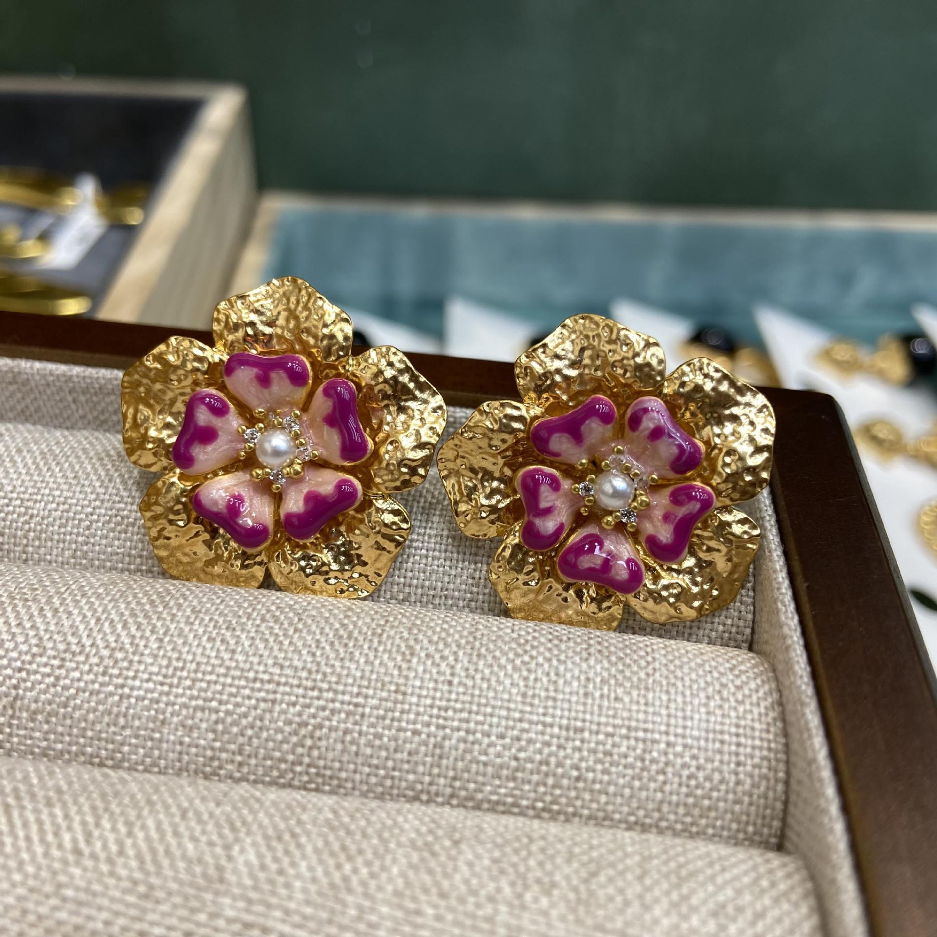 

Элегантные французские серьги-пусеты с рельефным рисунком в виде пятилепесткового цветка из 3D-капельной эмали