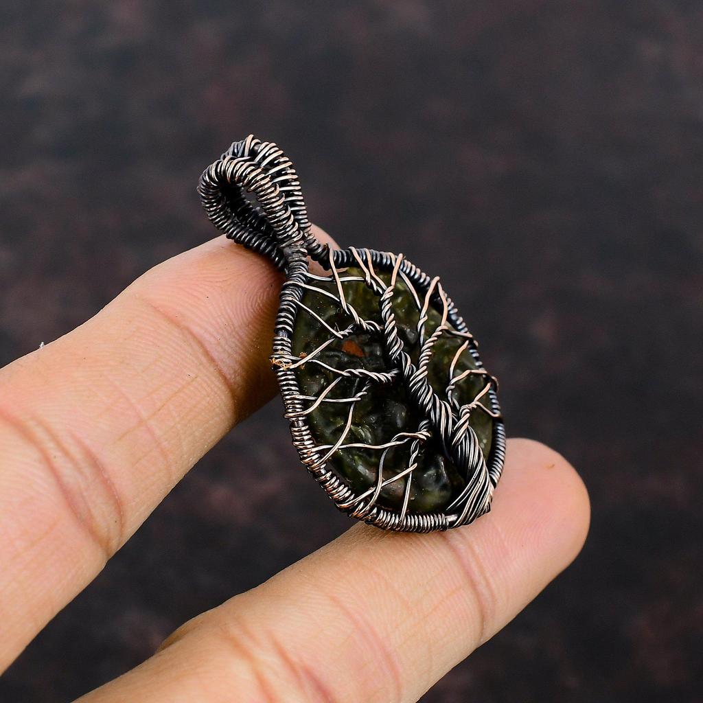 Přívěsek Tree Of Life Moldavit Měděný drát Zabalený Přívěsek Šperky z drahokamů Ručně vyrobený přívěsek Dárek pro ni Šperky z měděného drátu Jedinečný přívěsek