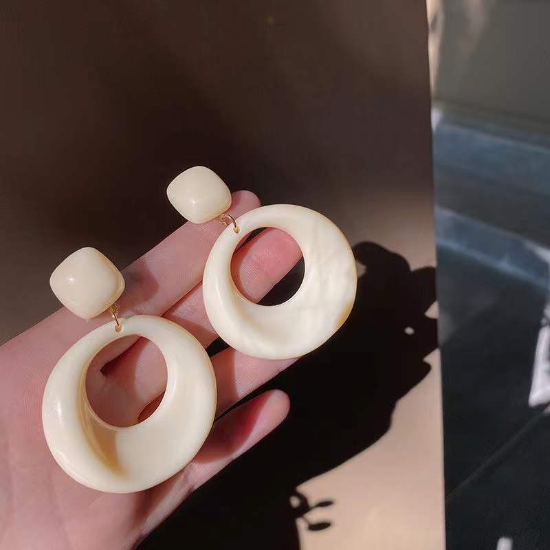 Silver Needle Retro Cream-colored Large Circular Earrings, Round and Exaggerated Fashionable Geometric Earrings