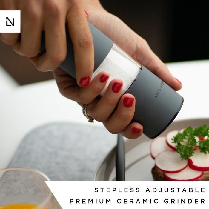 Mlýnky na koření - LARS NYSØM - Designová sada nastavitelných keramických mlýnků na sůl a pepř - Greige