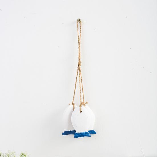 Rustikale Wanddekoration aus Holz im Küstenstil mit maritimen Strandmotiven, hängendem Ornament aus Juteseil, Seesternen, Meeresfischen und Segelboot – die perfekte Wanddekoration für Ihr Zimmer.
