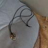 Abstrakte hohle Metallanhänger Halskette Schwarzes PU-Lederband Halskette Verstellbare Sweater-Kette Modischer Choker