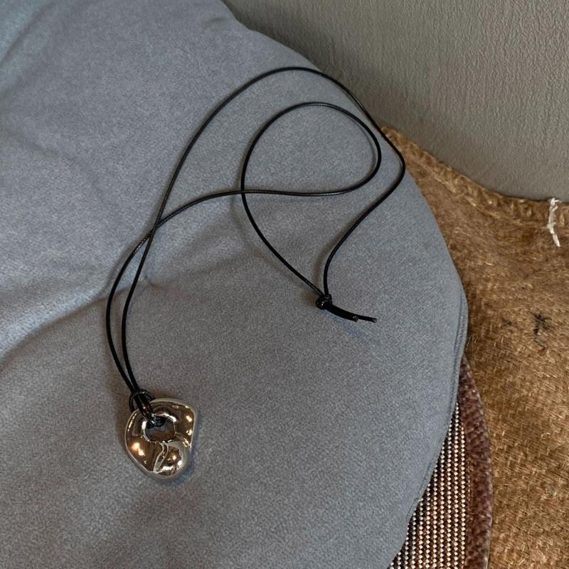 Abstrakte hohle Metallanhänger Halskette Schwarzes PU-Lederband Halskette Verstellbare Sweater-Kette Modischer Choker