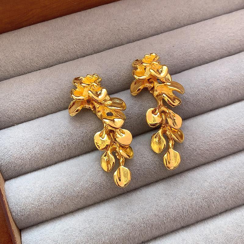 

Трендовые серьги-кисточки с бабочками и жемчугом на весну 2025 для женщин