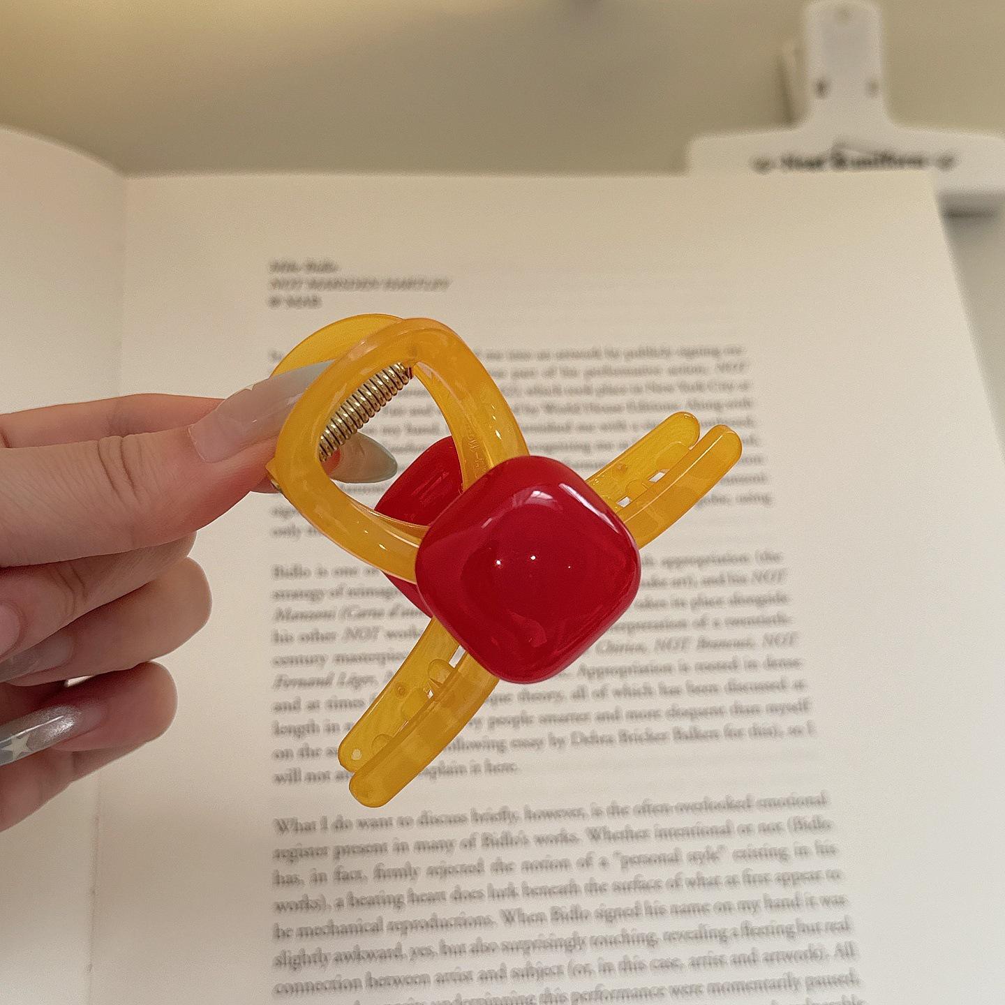 

Jelly Cube Acrylic Shark Clip: Geometric QQ Texture, Square Design, Elegant Updo Accessory жёлтый/красный