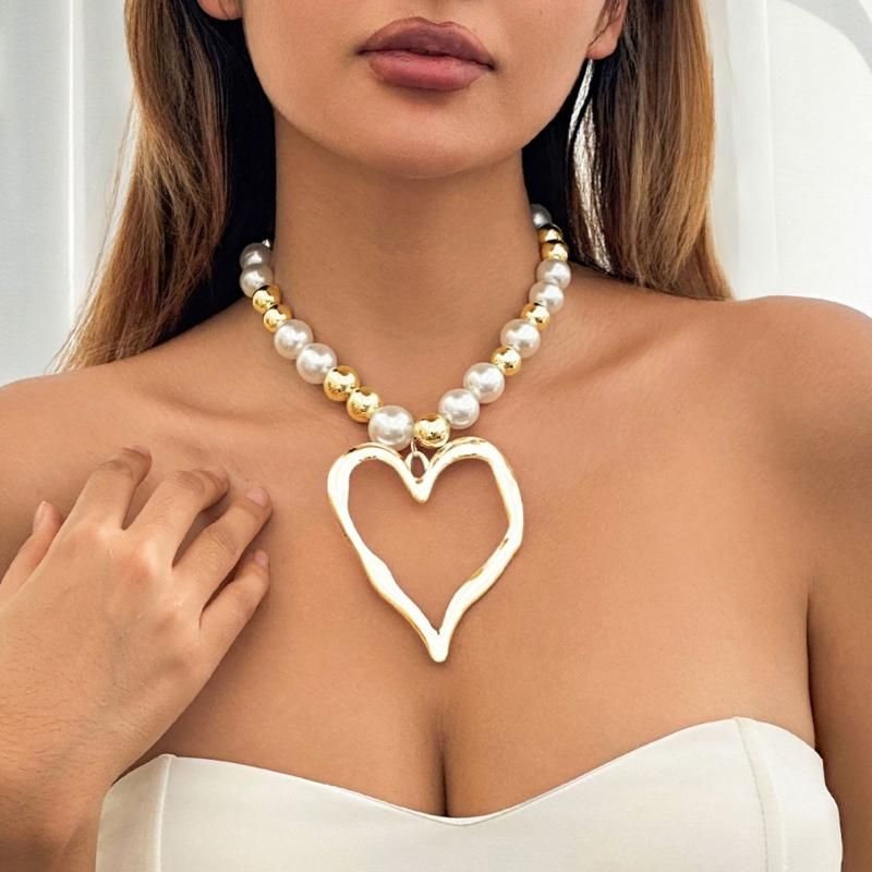 Unique Irregular Heart Pendant Necklace Fashionable Beads Necklace Stylish Neck Jewelry Suitable for Various Occasions