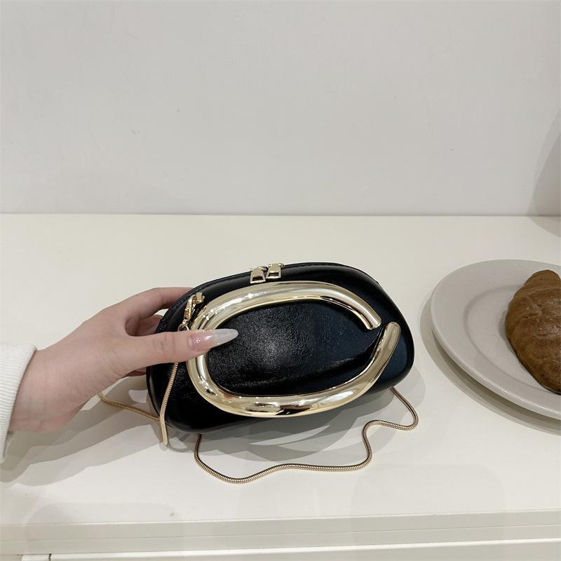 

Персонализированная повседневная футбольная сумка женская однотонная трендовая металлическая новая универсальная сумка-мессенджер на цепочке для通勤 и ужина чёрный