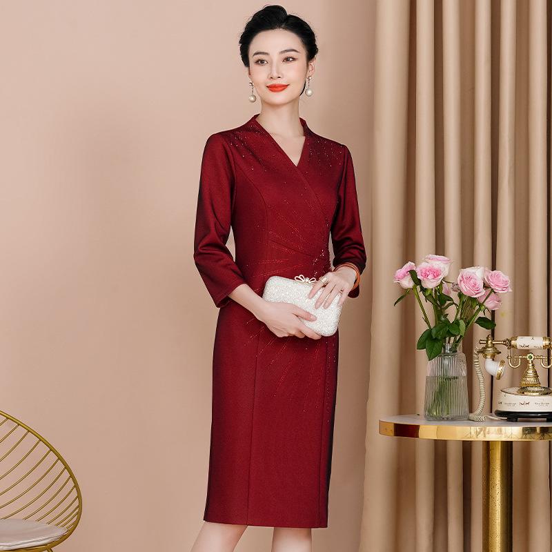 2023 Autumn Elegant Knee-Length Dress for Middle-Aged Women - Slimming Plus Size, Perfect for Weddings and Special Occasions