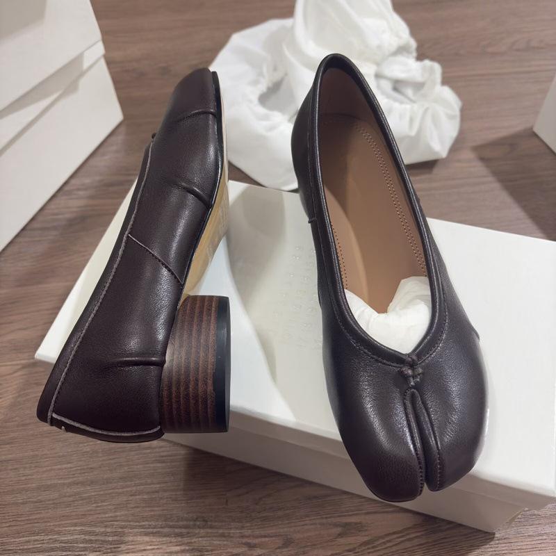 Guangzhou high version tabi medium heel split-toed shoes women's full leather pig's trotters ballet horse single shoes