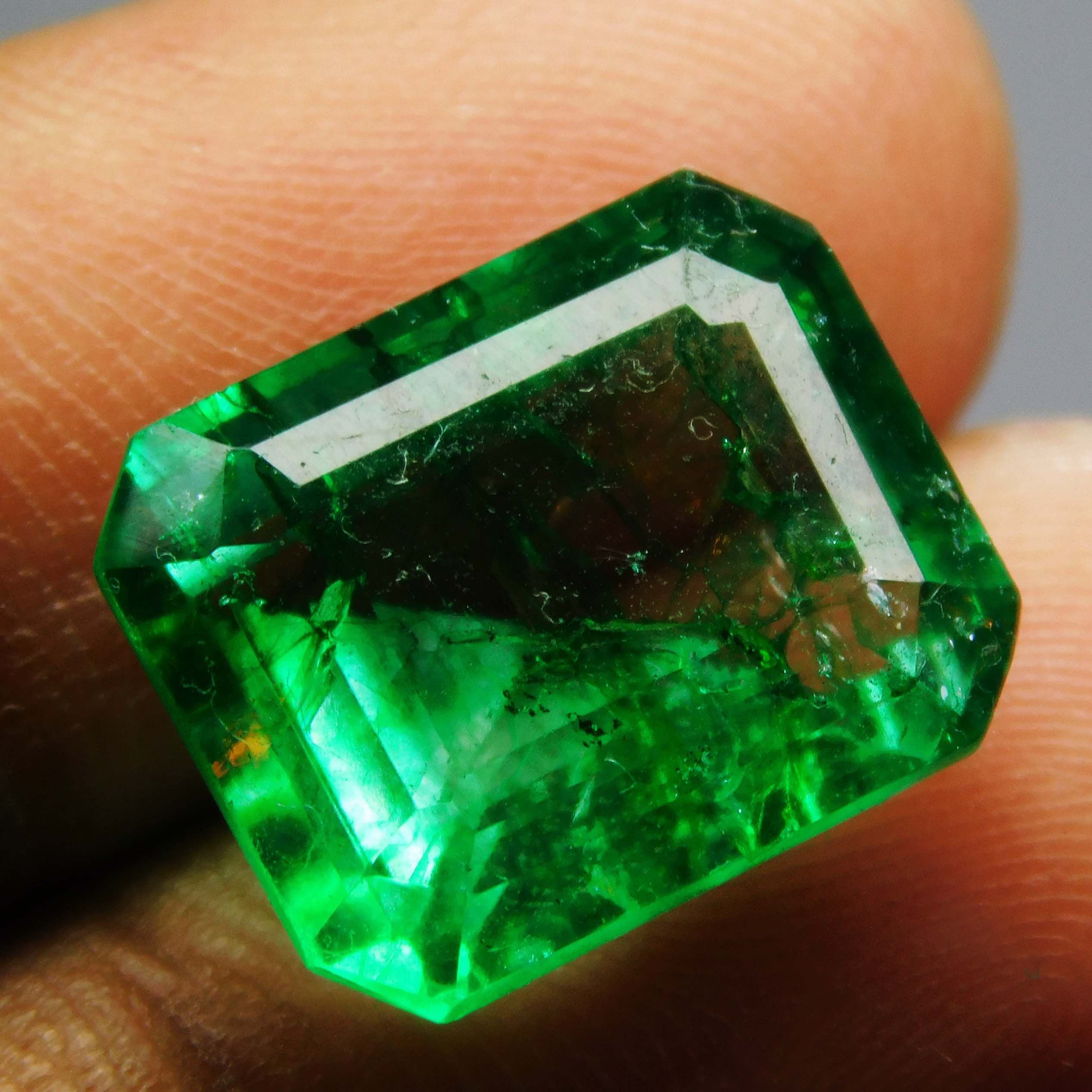 

Natural Green Colombian Emerald 8ct Emerald Cut Certified Loose Gemstone 13.7 mm зелений