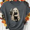 Sød spøgelse der holder sort kat kaffekop Spooky Halloween dame T-shirt