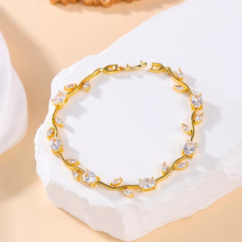 2026 European and American Simple Design Leaf Shape Temperament Niche Versatile Copper Plated 18k Gold Bracelet Color 18CM