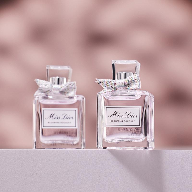 Dior Miss Dior Blooming Bouquet Eau de Toilette 5 ml - Sladká, svěží a mladistvá, vhodná pro každodenní nošení.