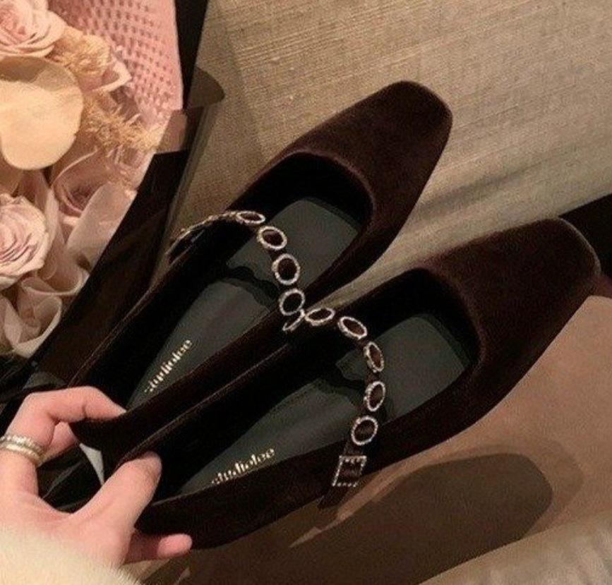 

Толстый рот дорогой и ретро французский 2024 Мэри Джейн новые туфли на низком каблуке женские головные уборы небольшой бриллиантовый пояс светлый год мода 35